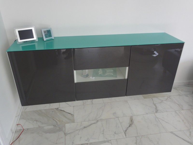 Kommode mit blauem Glas