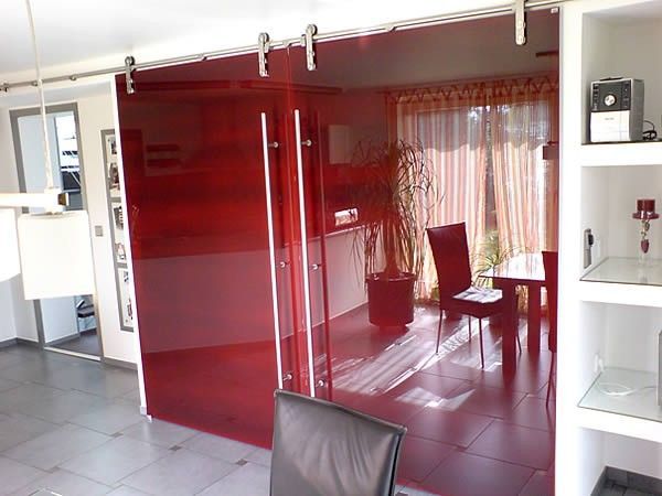 roter Kleiderschrank Glaswand
