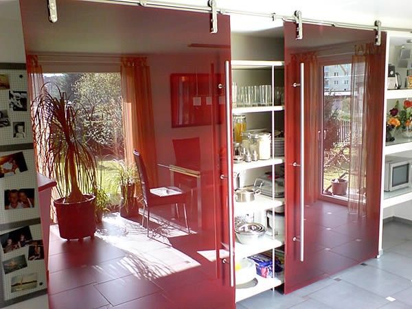 Kleiderschrank aus rotem Glas