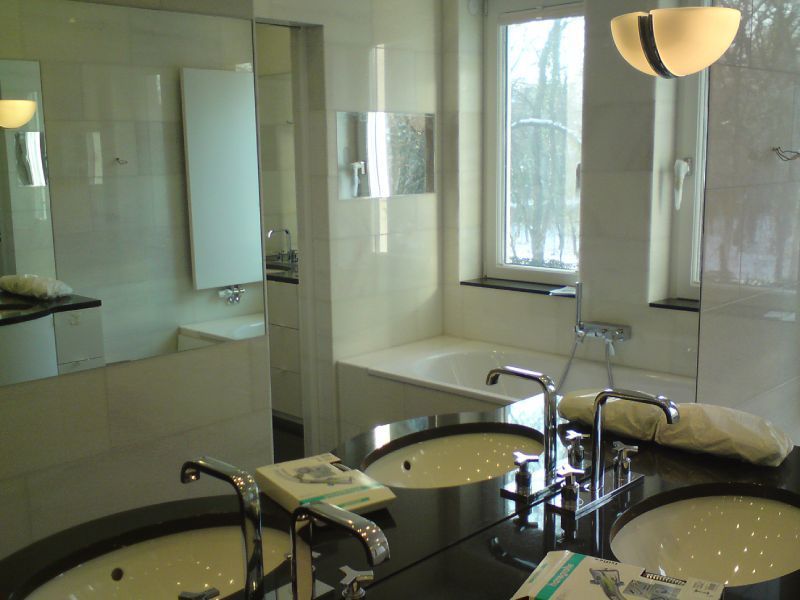 Badezimmer mit großem Spiegel