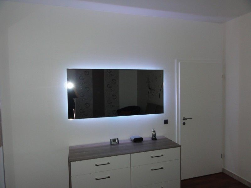 Weißes Licht hinter Fernseher
