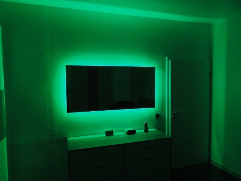 Grüne Beleuchtung hinter Fernseher