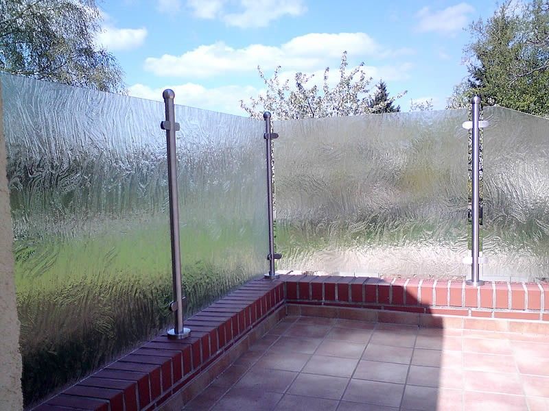Glaswand an Terrasse mit Garten