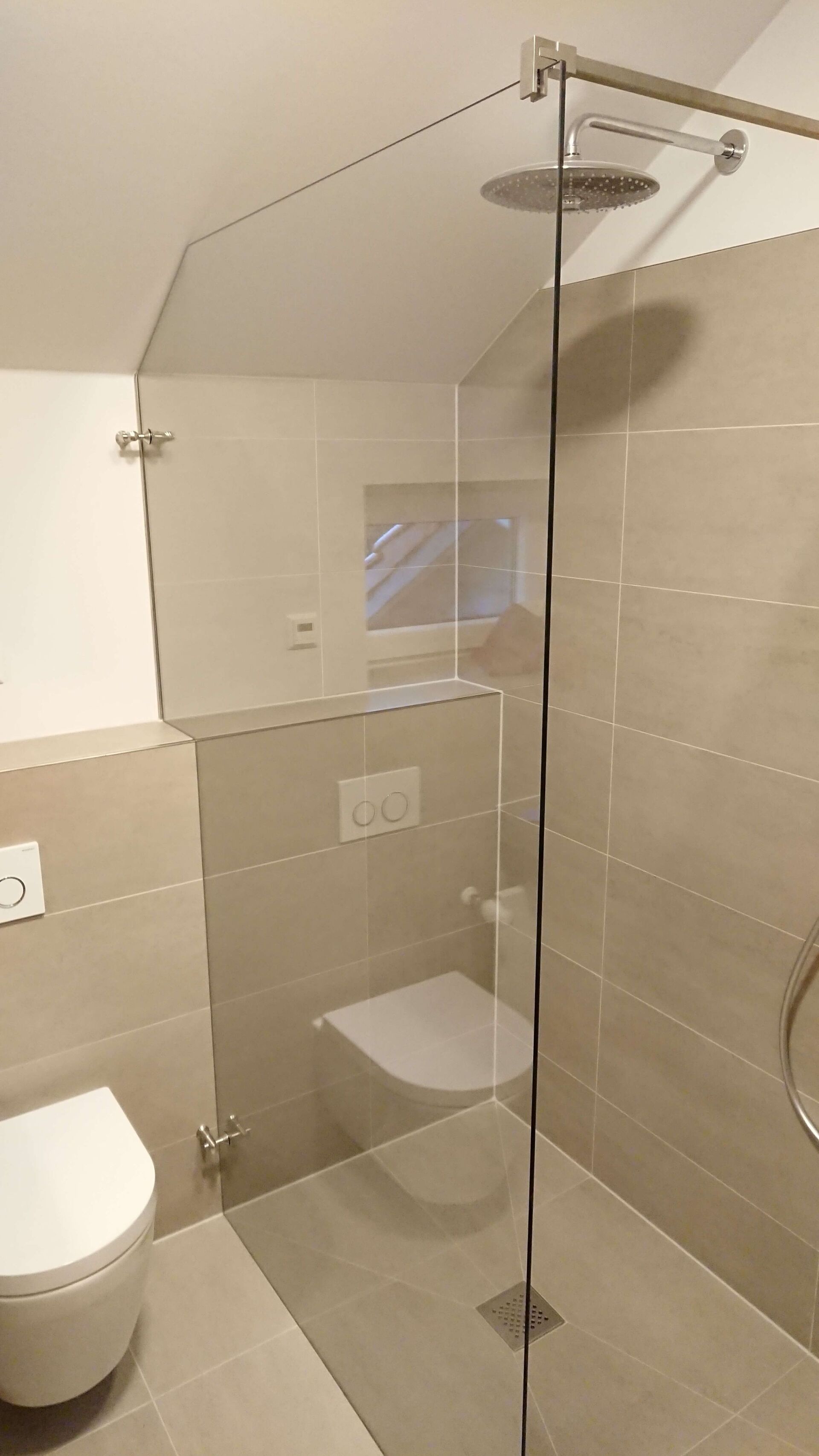 Glanzglasdusche in cremefarbenen Badezimmer