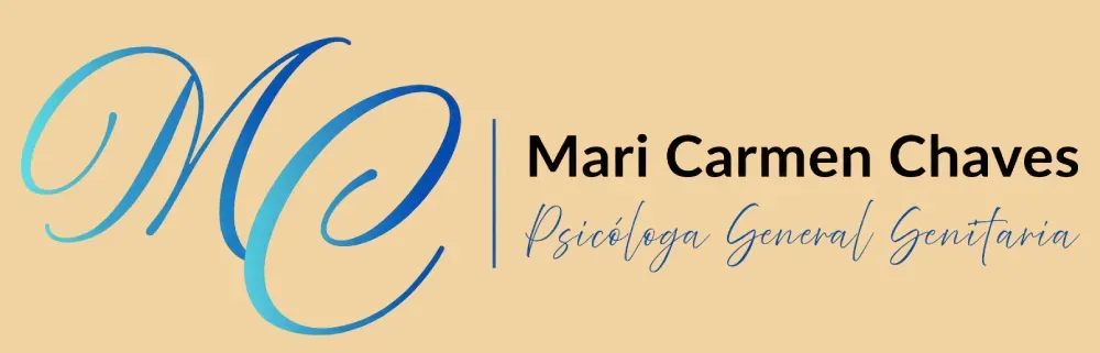 Logotipo con las letras doradas “MC” y el texto negro “Mari Carmen Chaves” sobre un fondo beige.