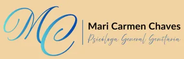Logotipo con las letras doradas &ldquo;MC&rdquo; y el texto negro &ldquo;Mari Carmen Chaves&rdquo; sobre un fondo beige.