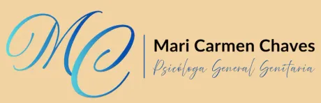 Logotipo con las letras doradas &ldquo;MC&rdquo; y el texto negro &ldquo;Mari Carmen Chaves&rdquo; sobre un fondo beige.