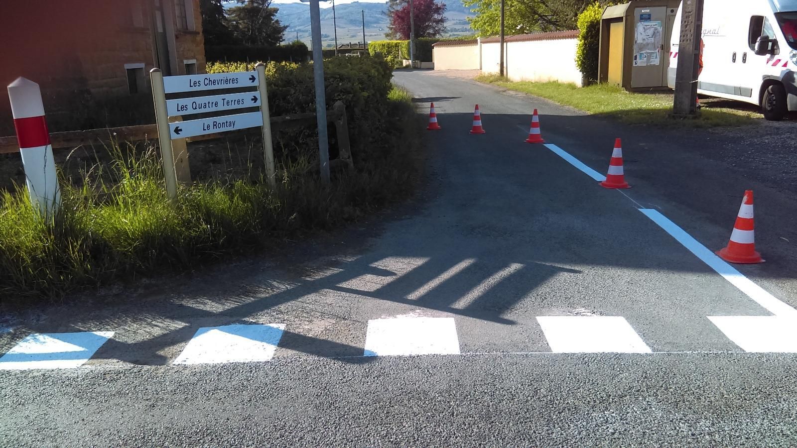 Passage piéton avec des plots à côté