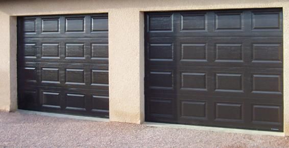 Deux portes de garage d'une maison