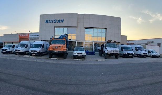 Façade de l'entreprise Buisan avec des véhicules