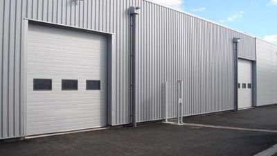 Portes industrielles d'un entrepôt