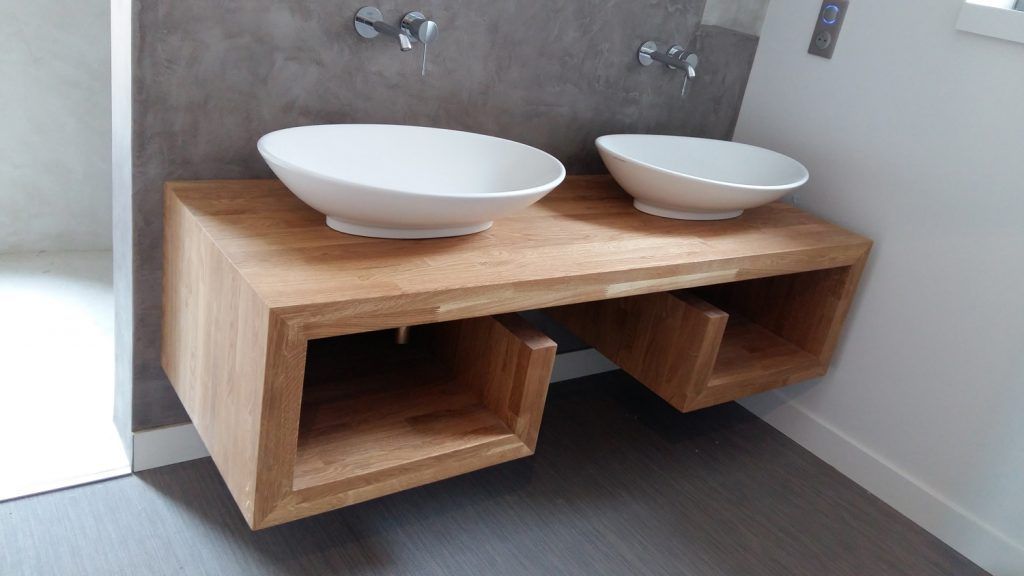 Meuble-lavabo moderne avec meuble en bois, vasque noire, grand miroir et mur d’accent carrelé.