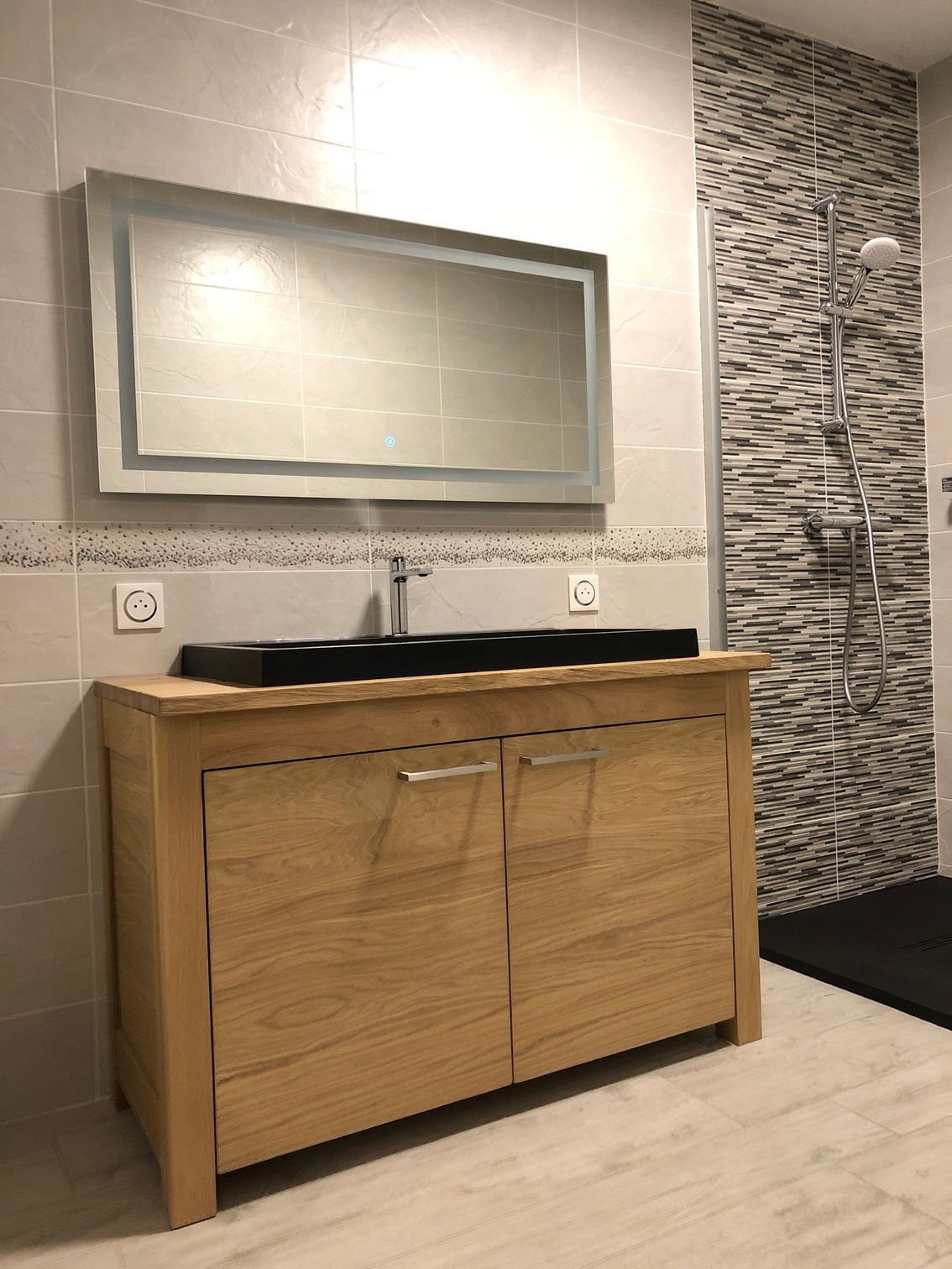 Meuble-lavabo moderne avec une vasque noire