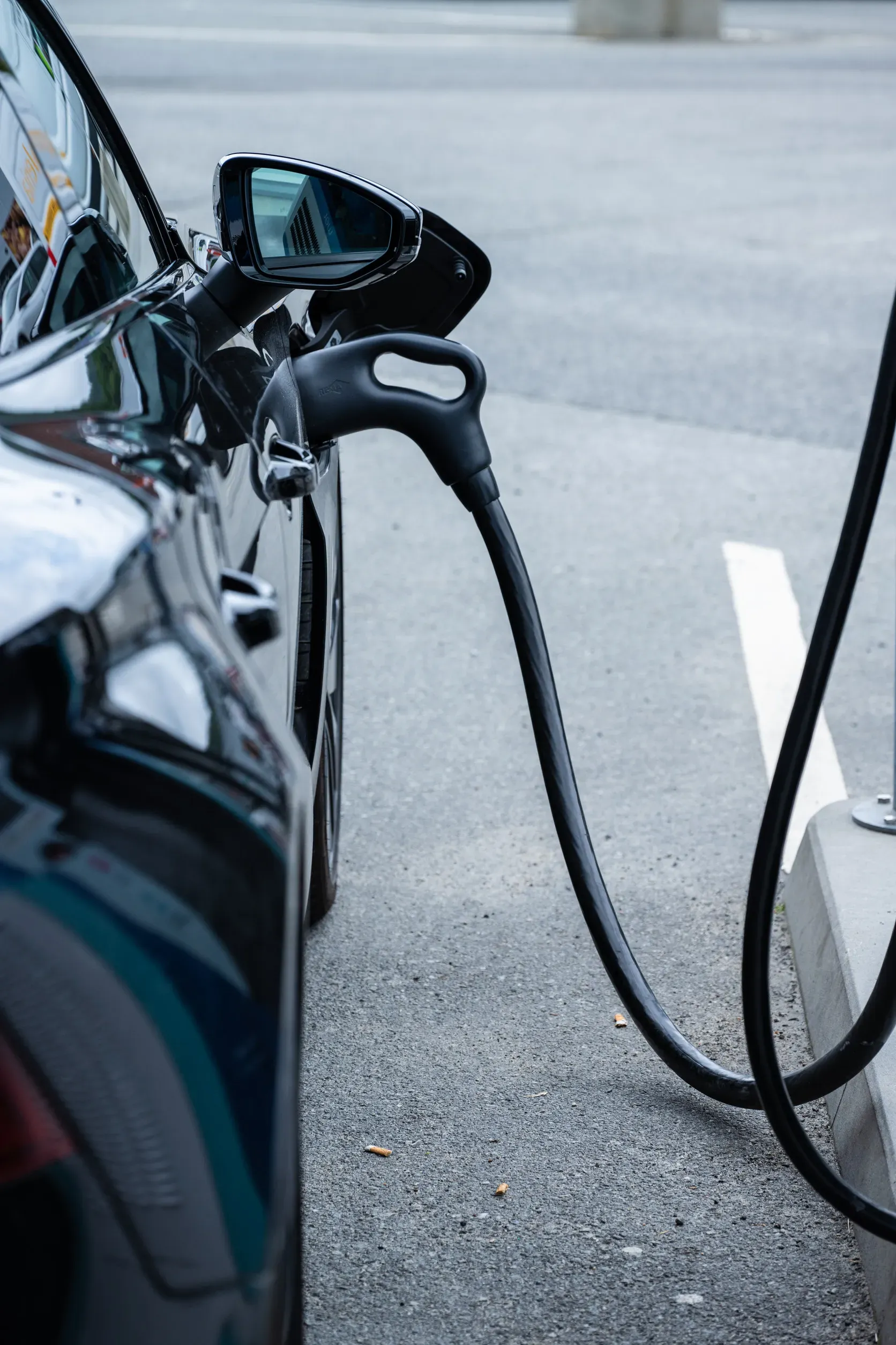Persona trabajando en una caja eléctrica con herramientas.