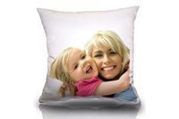 Una almohada con una imagen de una mujer y un niño encima.