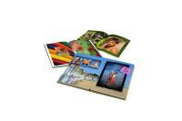 Un montón de fotografías están colocadas una encima de otra sobre una mesa.