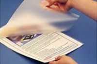 Una persona sostiene un trozo de papel en su mano.