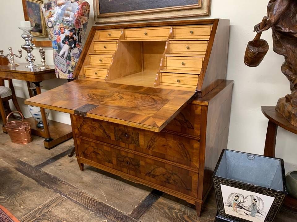 Scrivania in legno con vetrina con ante in vetro, cassetti e piano di scrittura a ribalta.