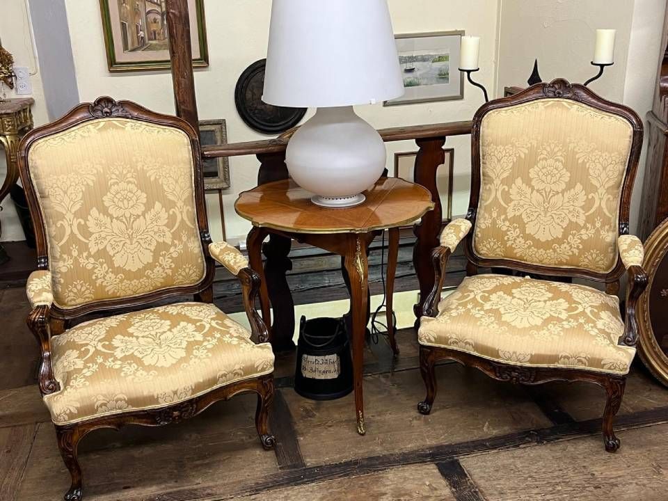 Scrivania in legno con piano inclinato, aperto, che rivela piccoli cassetti e scomparti; pavimento in legno.