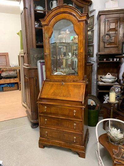 Scrivania in legno con vetrina con ante in vetro, cassetti e piano di scrittura a ribalta.