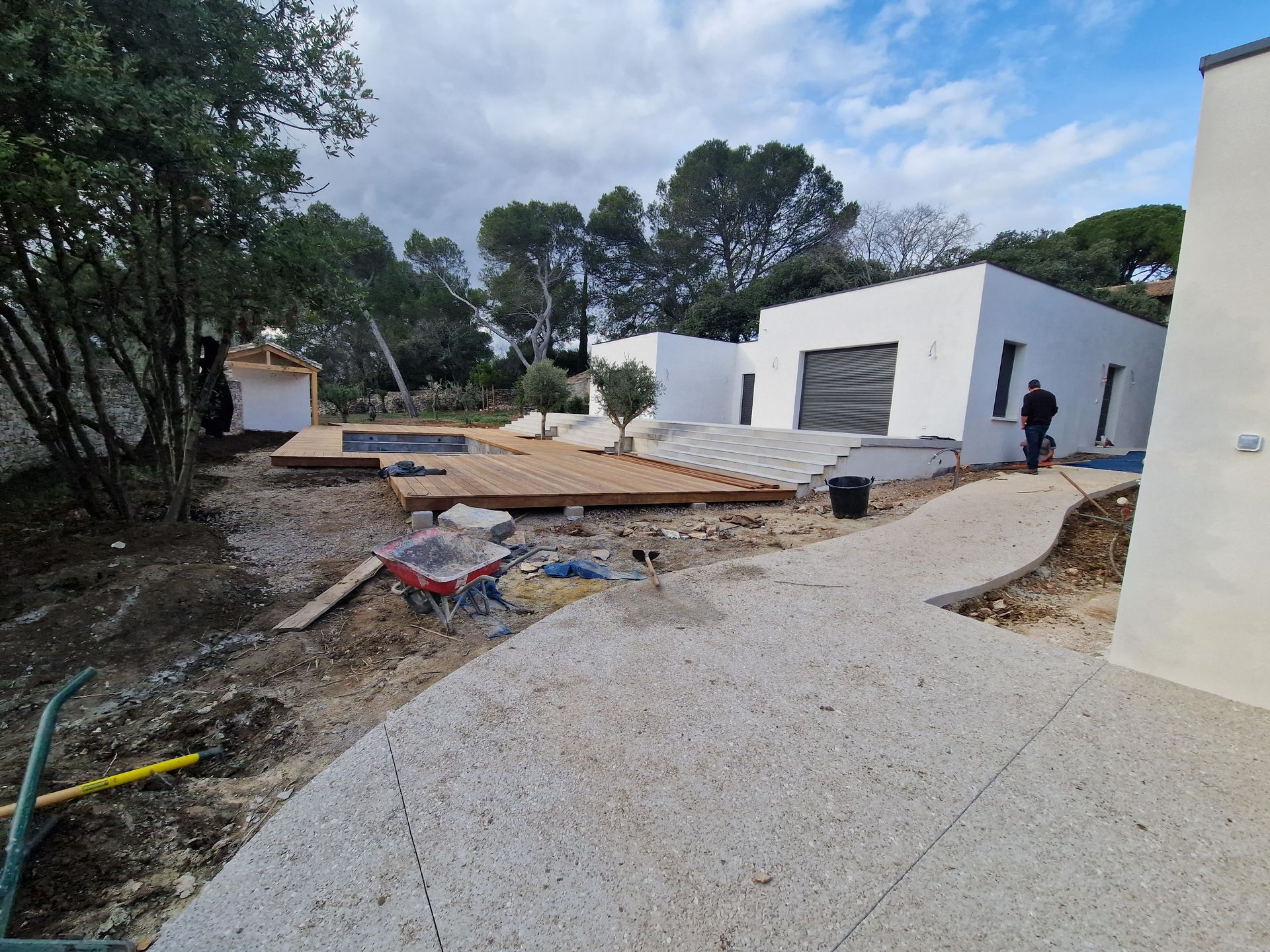 Travaux paysagers devant une maison.