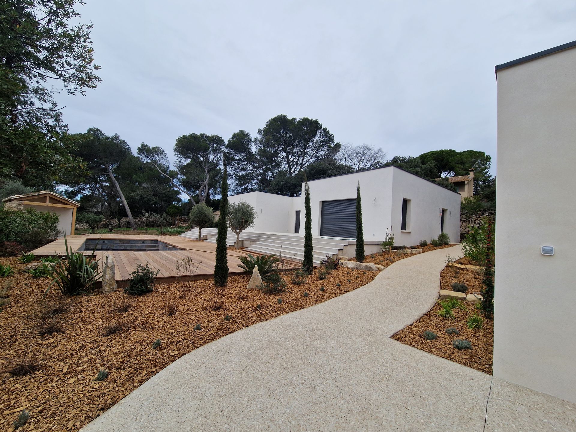 Aménagements réalisés devant une maison.