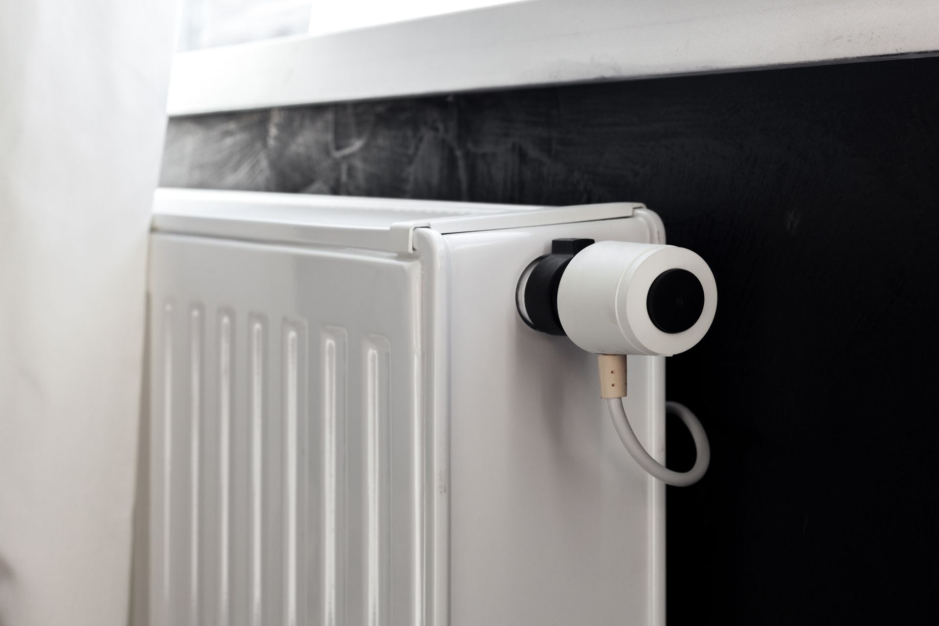 Radiateur électrique sur un mur noir