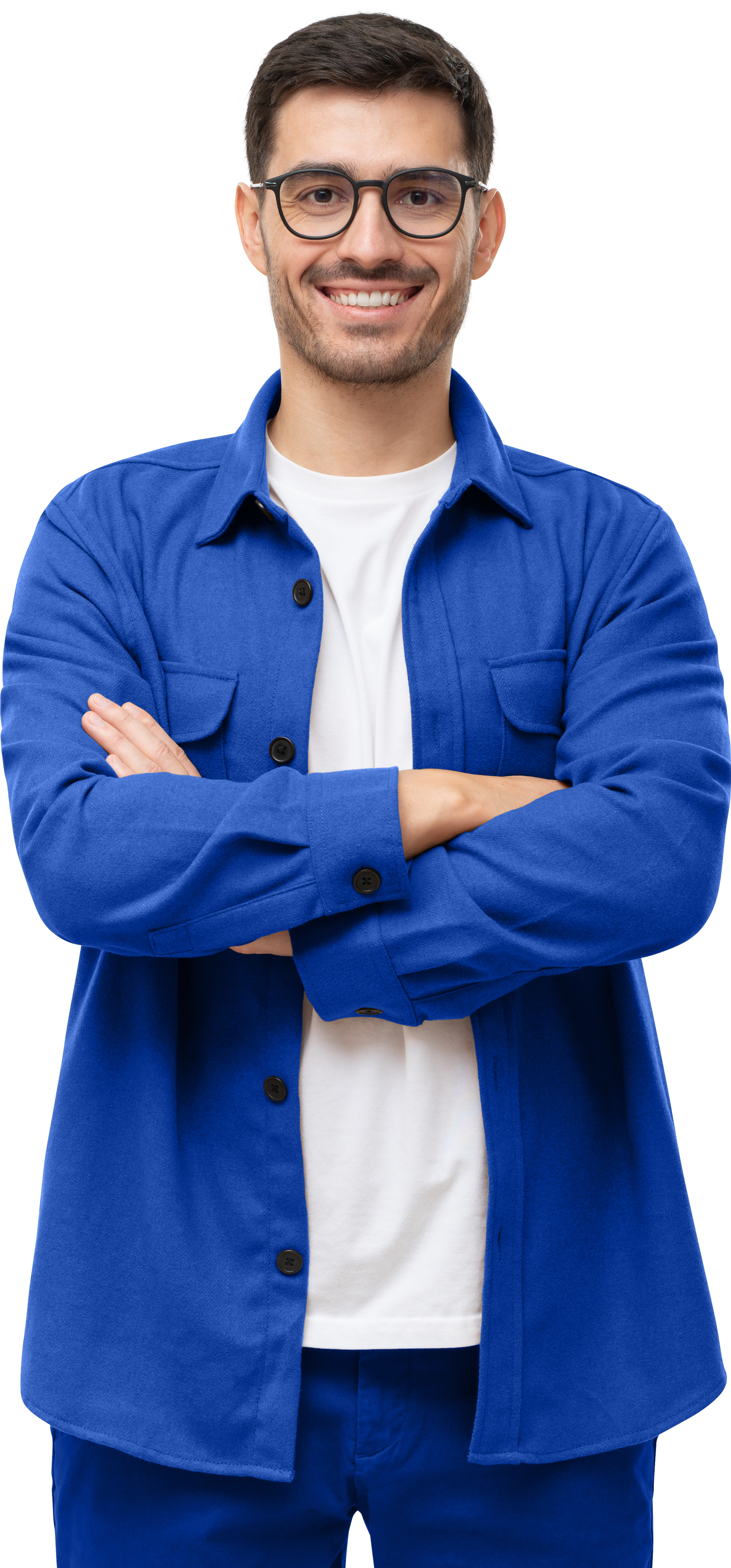 Jeune homme portant une chemise bleue avec les bras croisés