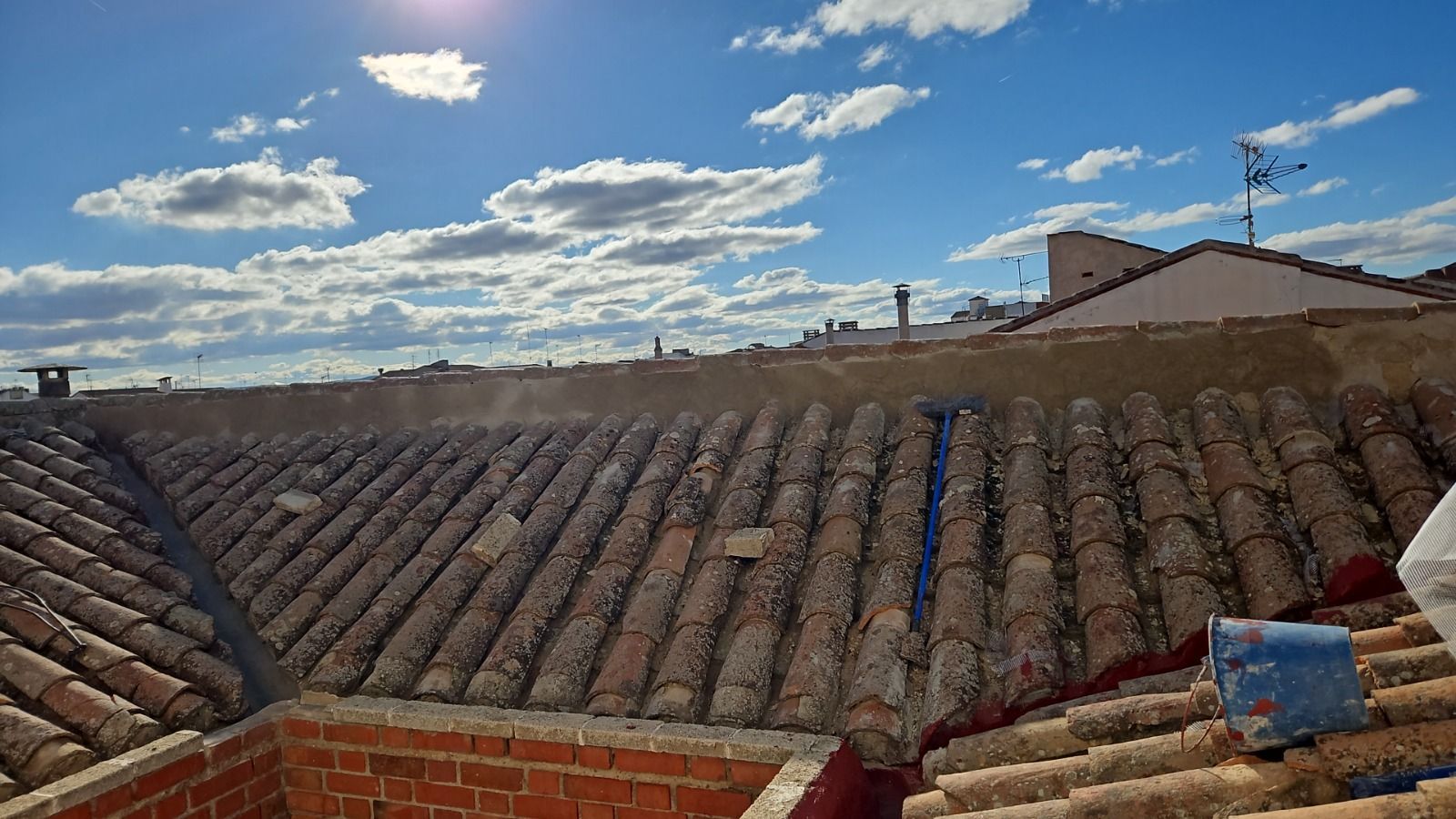 Una persona está trabajando en el tejado de un edificio.
