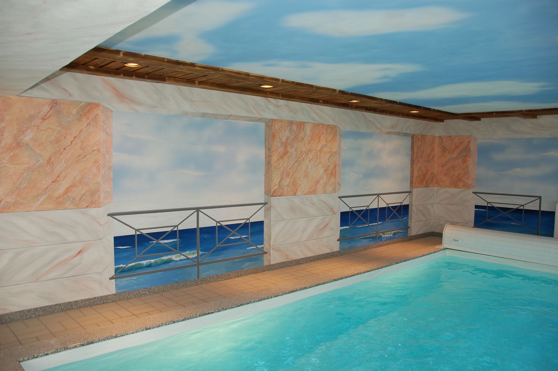 Wand- und Deckengestaltung in einem Raum mit einem Indoor-Pool