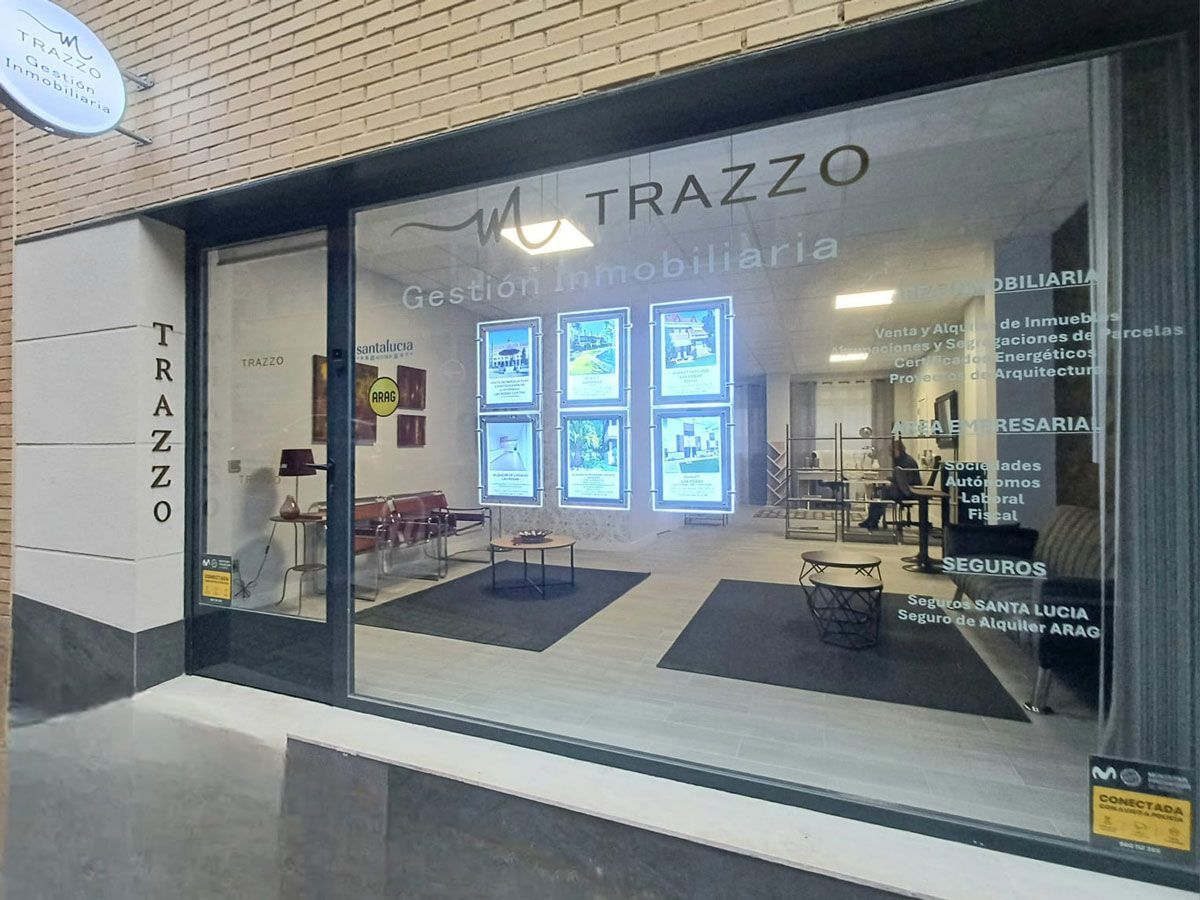 Un escaparate con un cartel que dice trazzo.