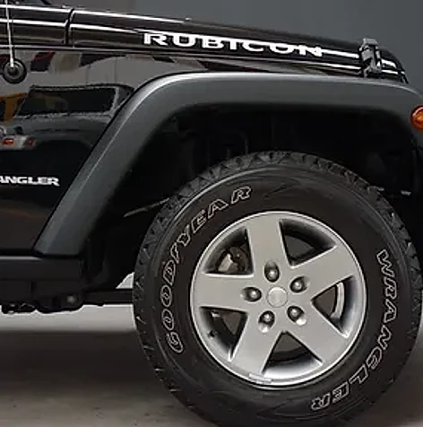 Un jeep negro con la palabra Rubicon en el capó.