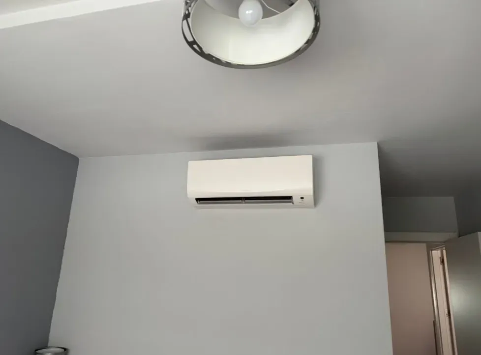 Icono de marcador de posición gris claro con un sol y montañas sobre fondo blanco