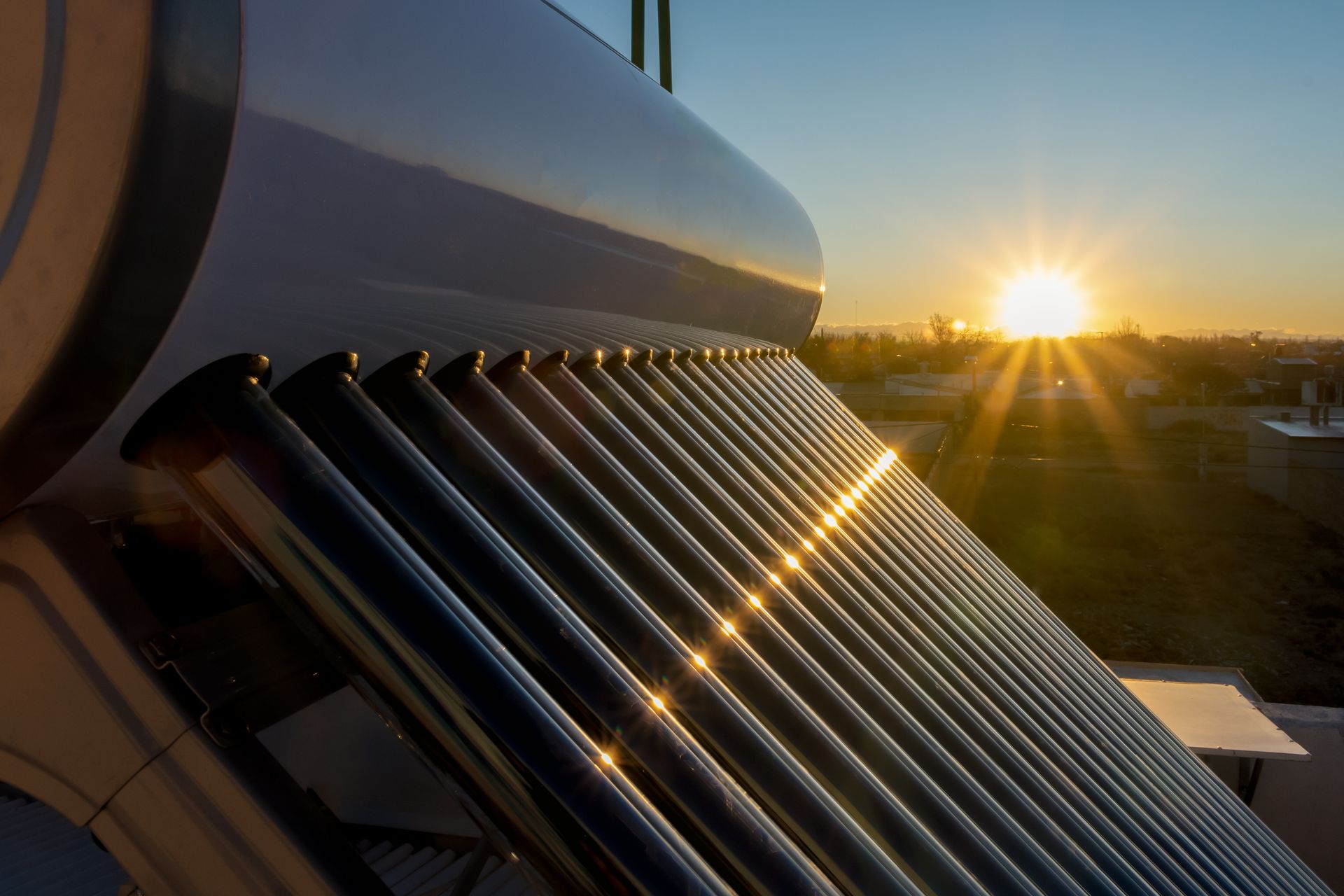 Panneaux solaires thermiques et le coucher de soleil.