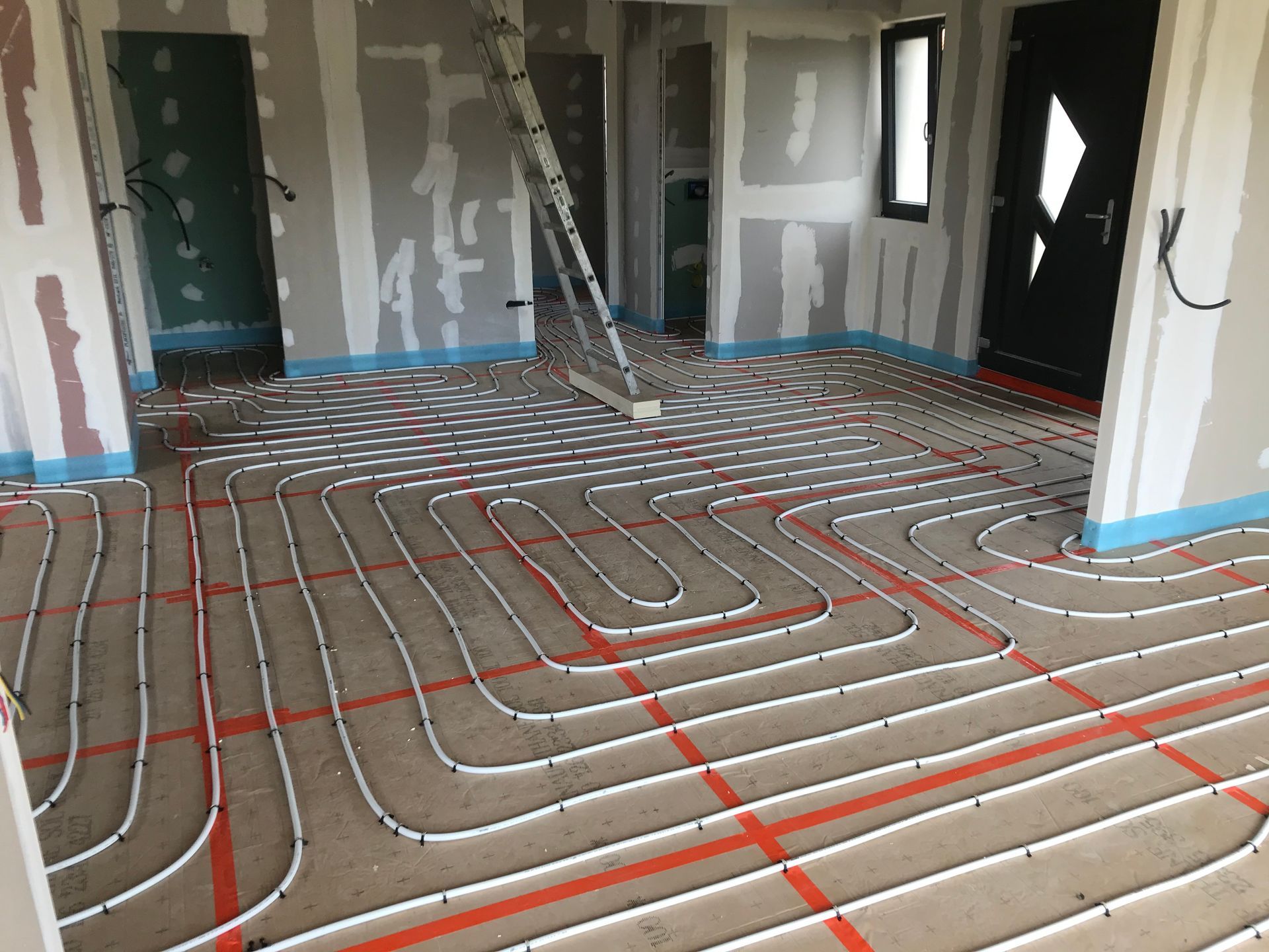 Tuyaux de chauffage posés au sol pour un plancher chauffant. 