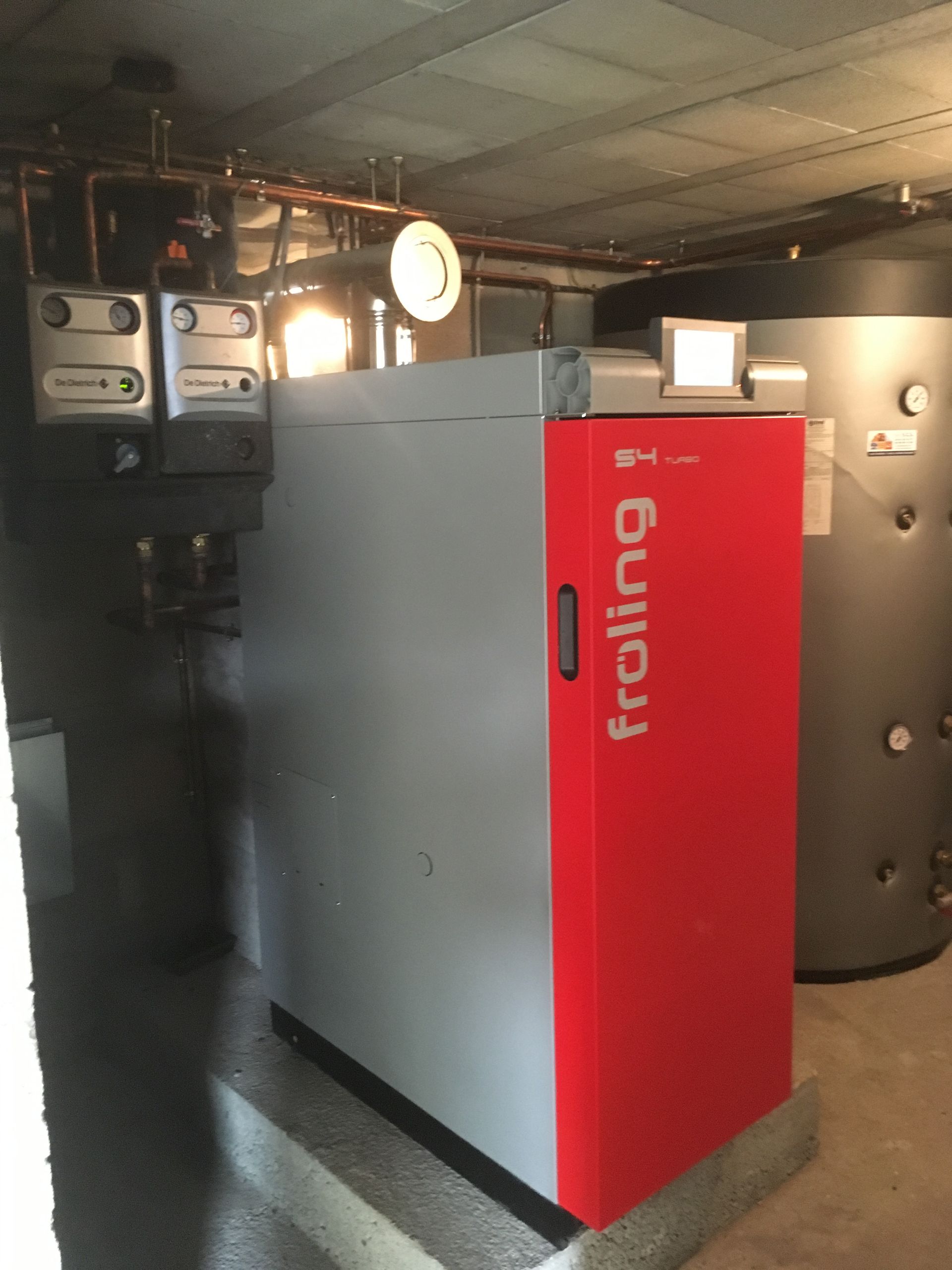 Chaudière de la marque Froling dans une maison.