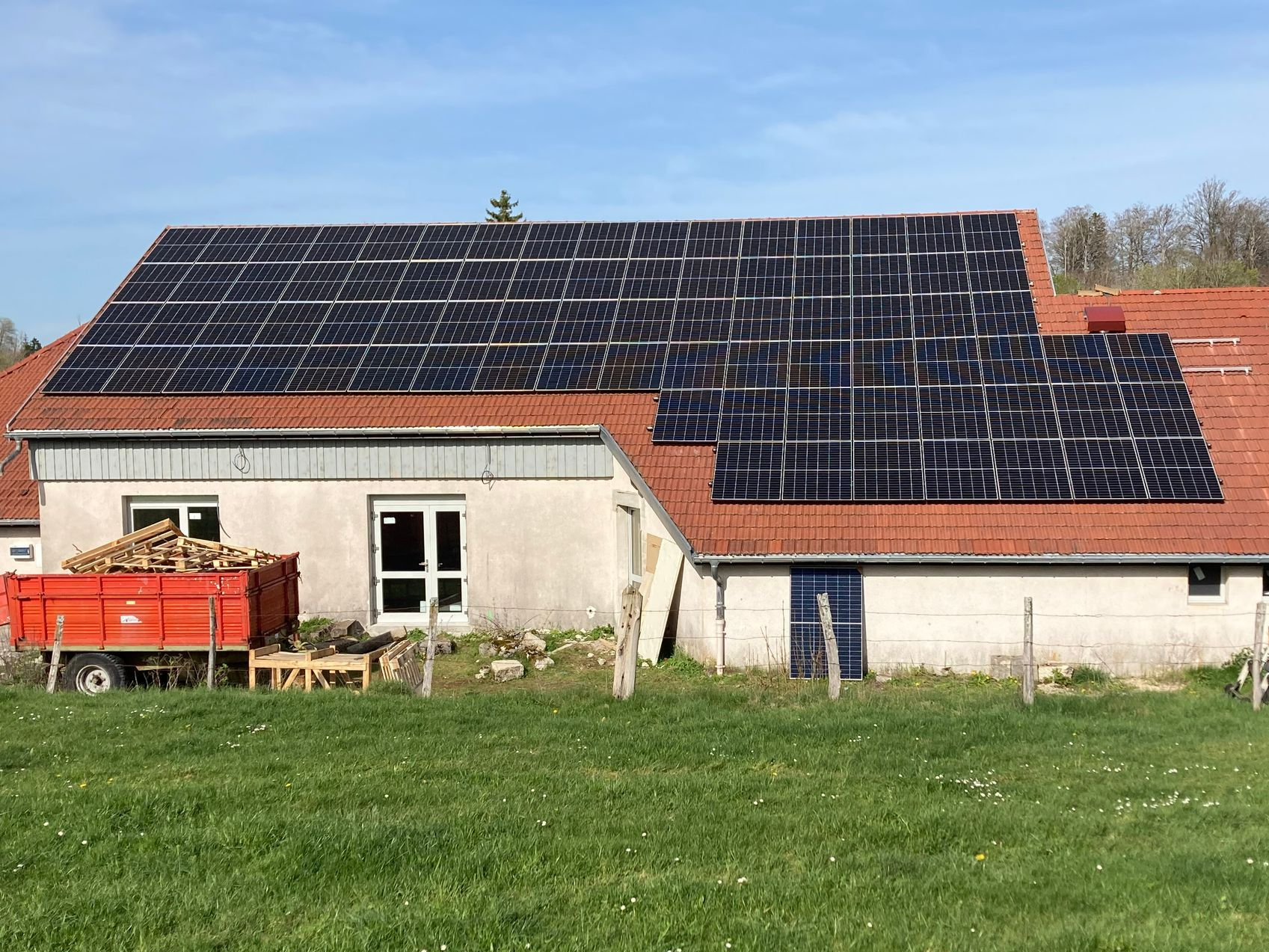 Panneaux photovoltaïques posés sur un bâtiment.