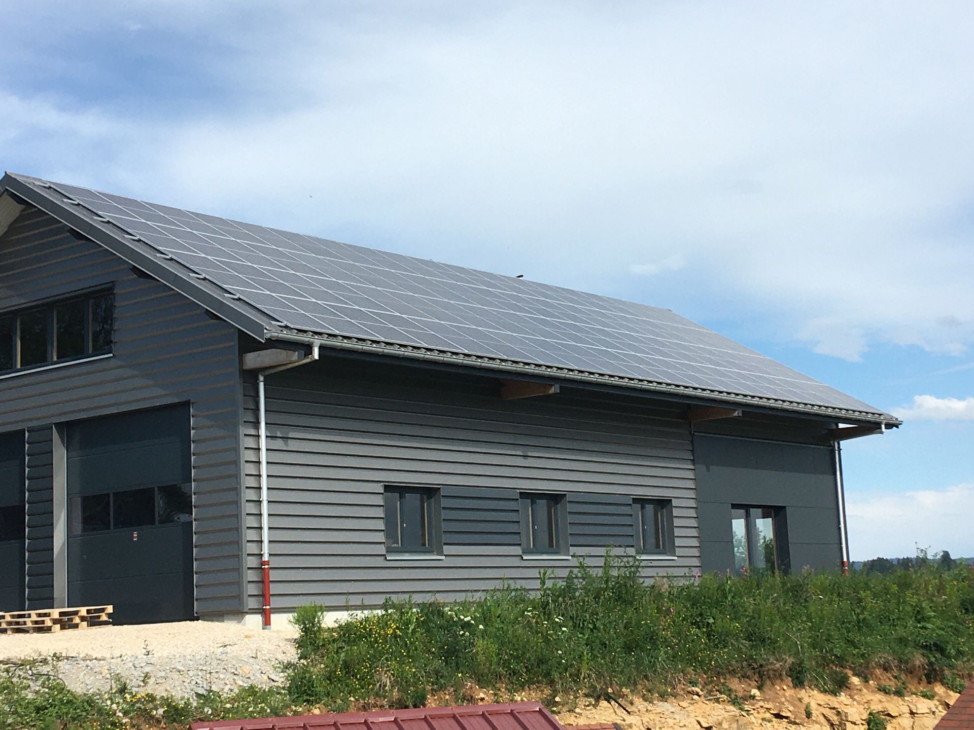 Bâtiment industriel avec les panneaux photovoltaïques posés sur le toit.