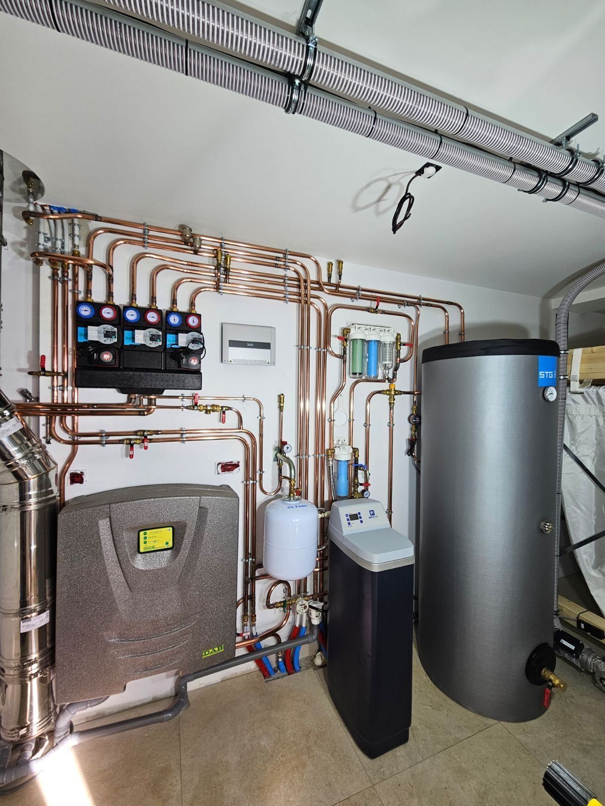 Un chauffe-eau avec les tuyaux de plomberie en cuivre.