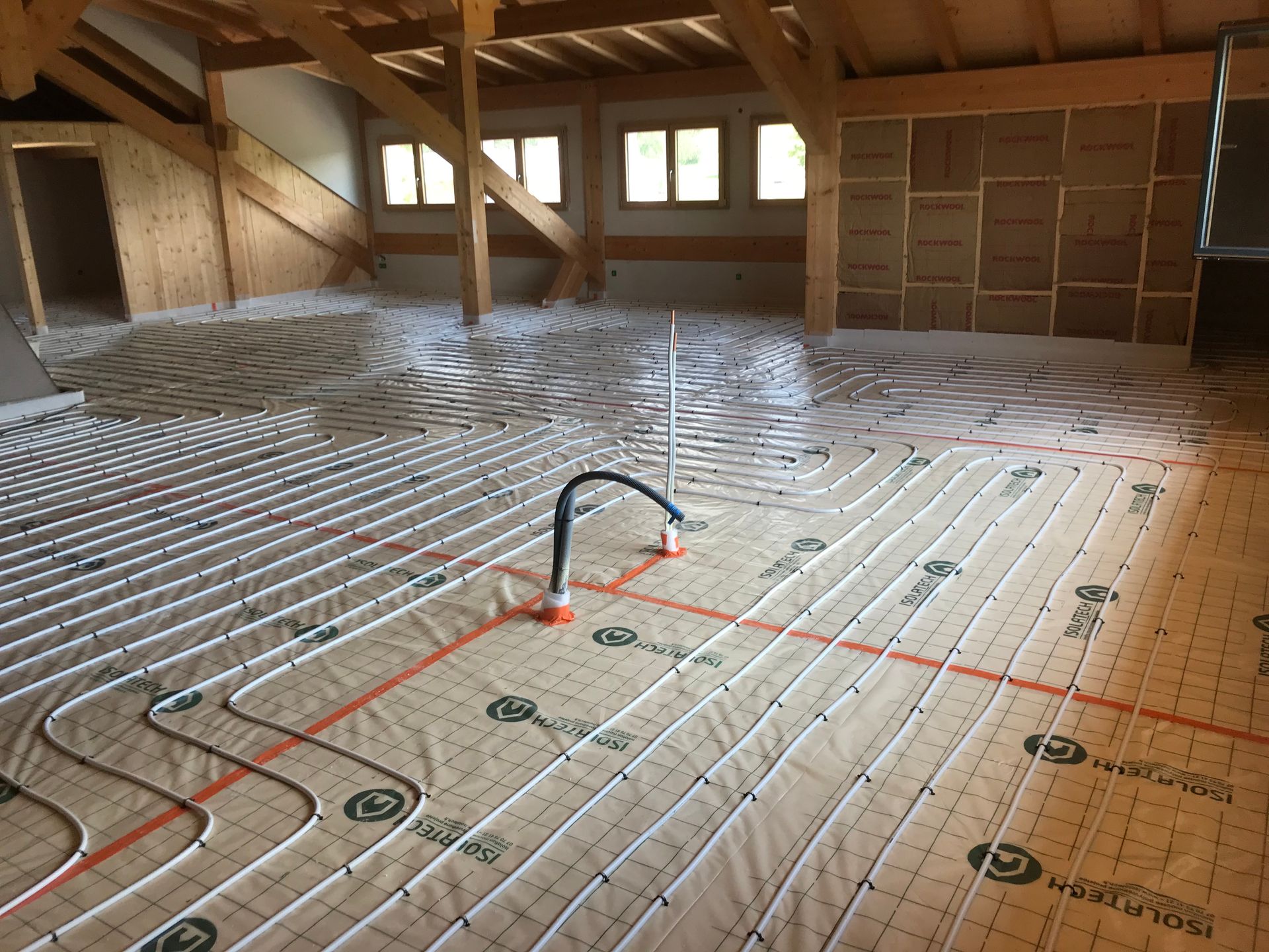 Tuyaux de chauffage posés dans une habitation.