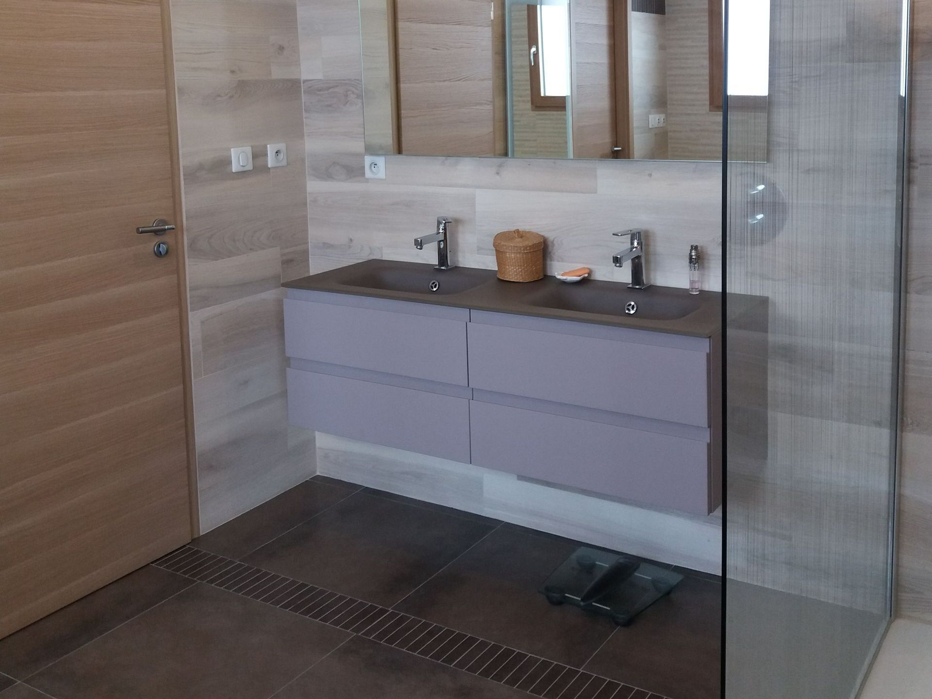Meuble double vasque suspendu.