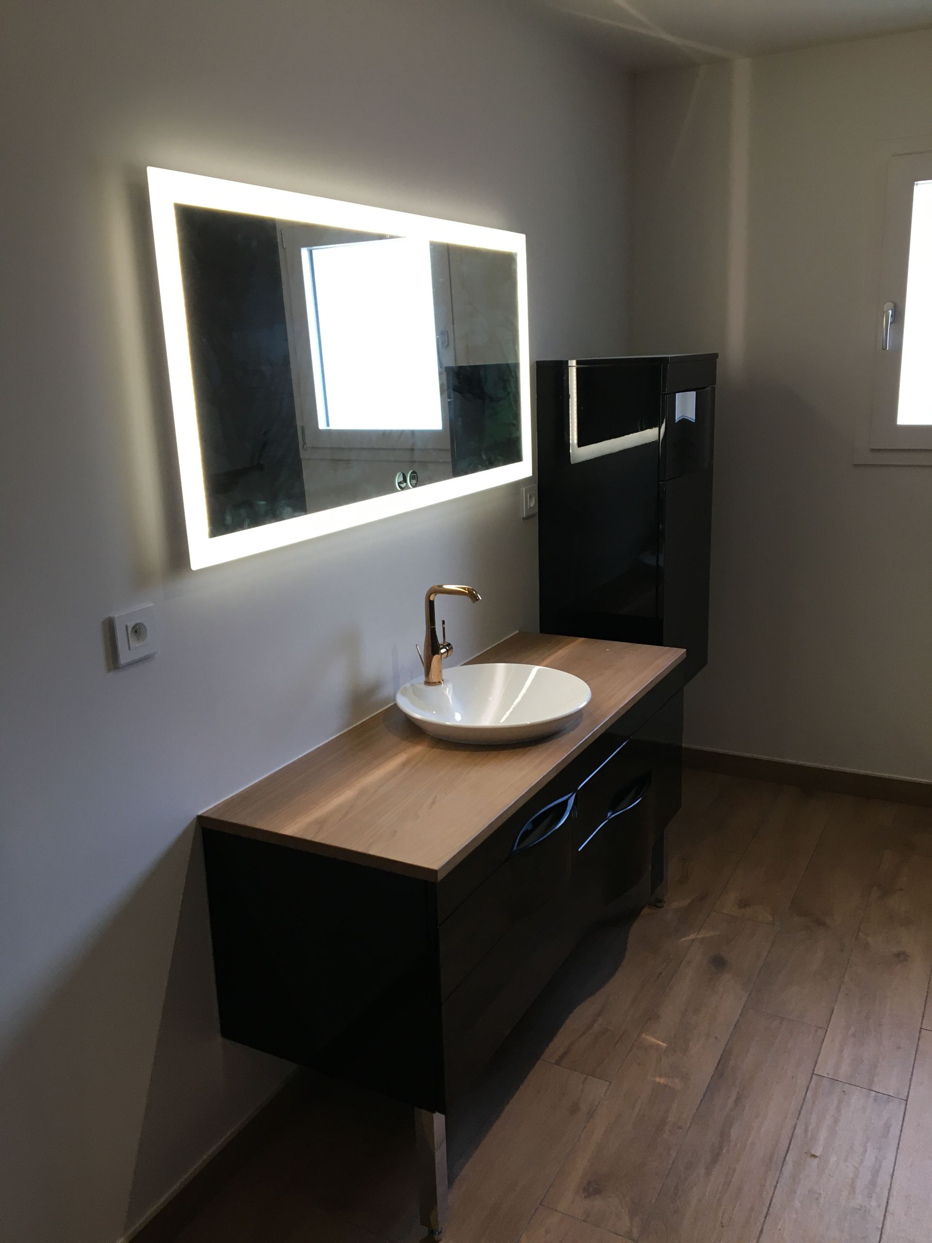 Meuble simple vasque avec un miroir.