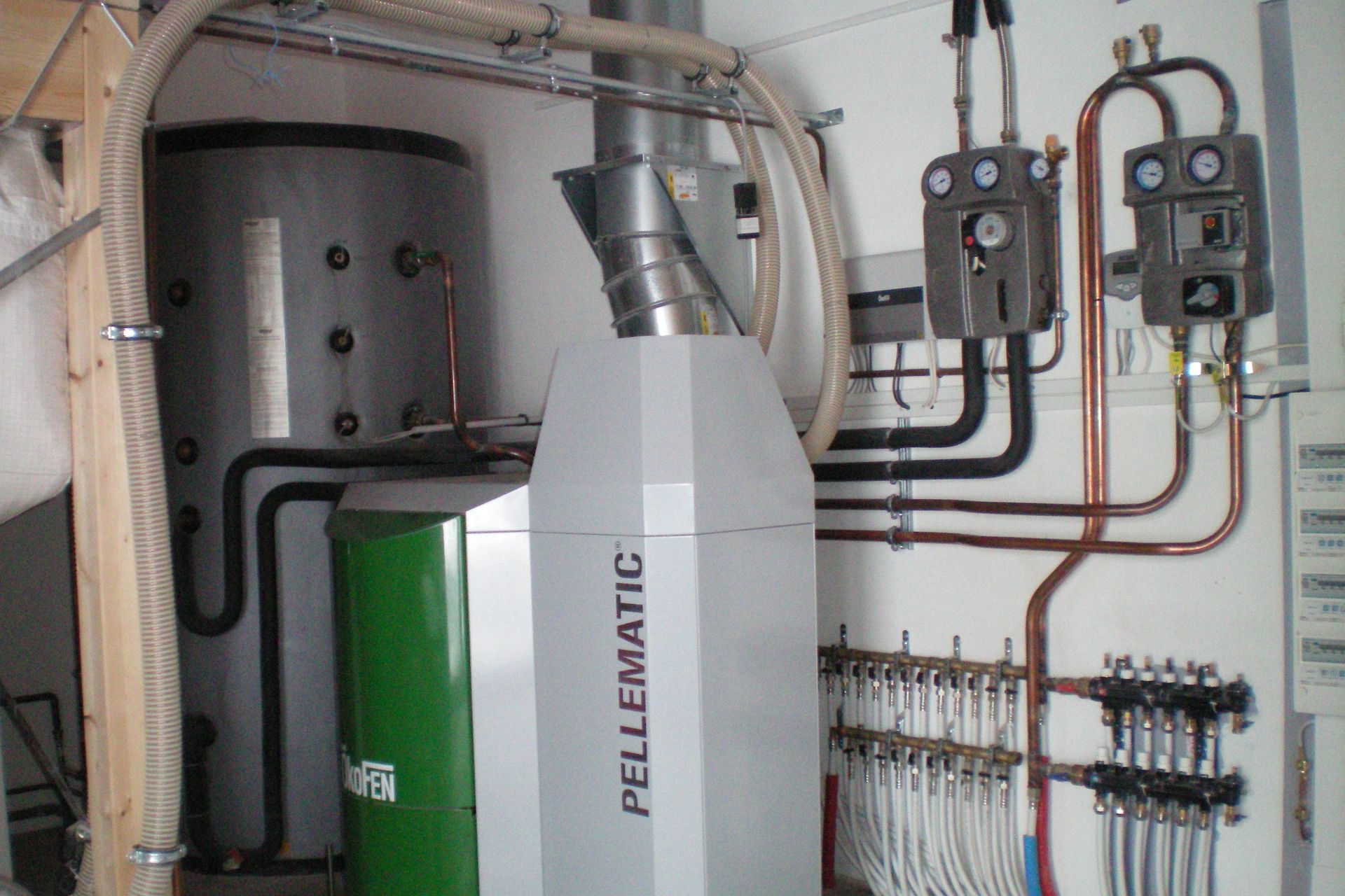 Chaudière à pellets et tuyaux de plomberie en cuivre.