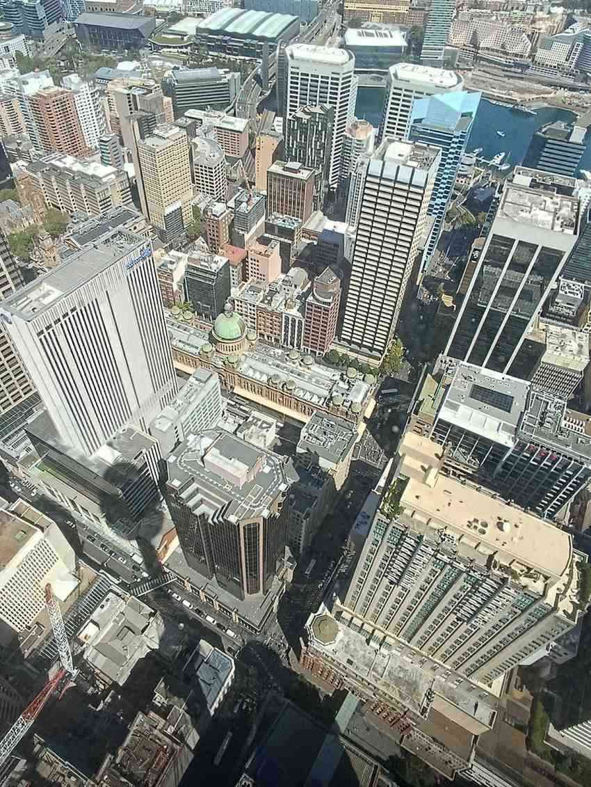 Vista aérea del denso horizonte de una ciudad con edificios altos y calles estrechas en la parte inferior.
