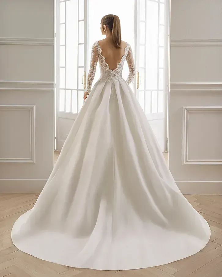 Se muestra la parte trasera de un vestido de novia con mangas largas.