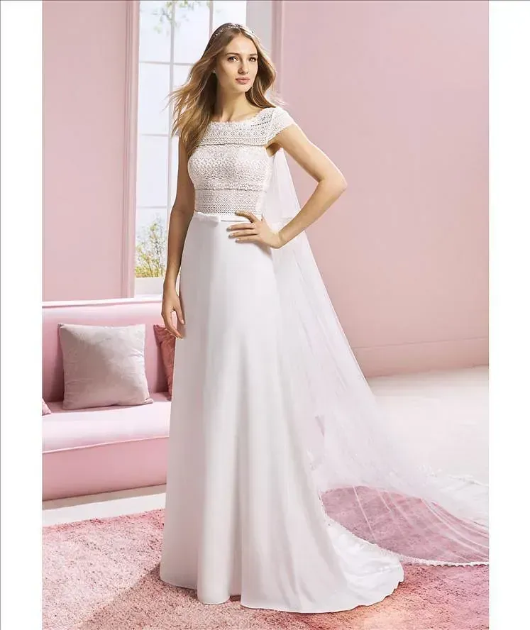 Una mujer lleva un vestido de novia blanco con velo.