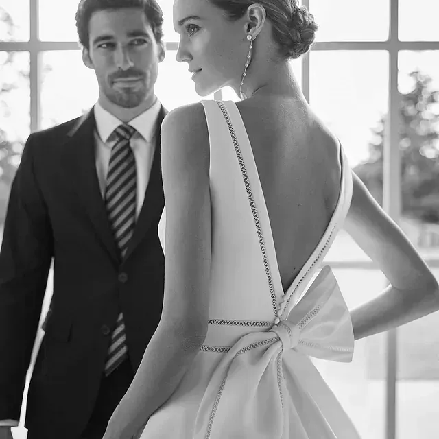 Una foto en blanco y negro de una novia y un novio