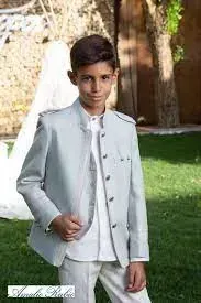 Un joven con un traje blanco está de pie frente a una novia.