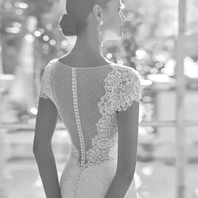Una fotografía en blanco y negro de una mujer con un vestido de novia.