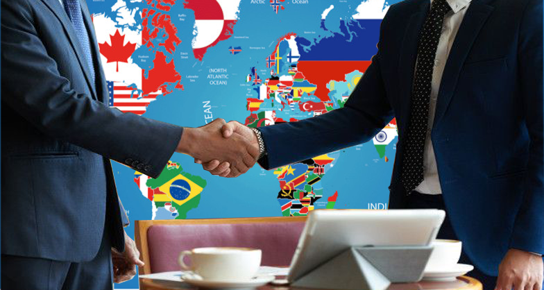 Paneles solares sobre un tejado de tejas de terracota, al aire libre en un día soleado.